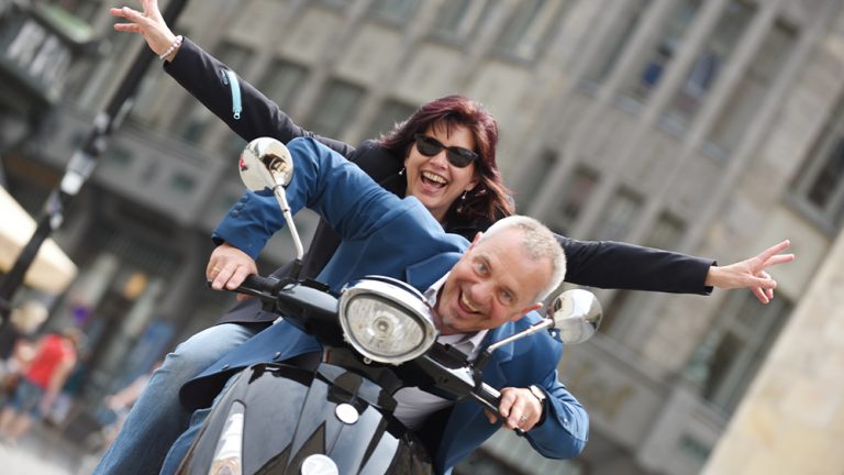 Händlerfoto Glückliche Kumpanfahrer bei Rock-e-Roller