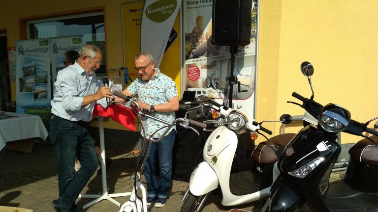 Händlerfoto von Kumpanrollern vor Ladengeschäft