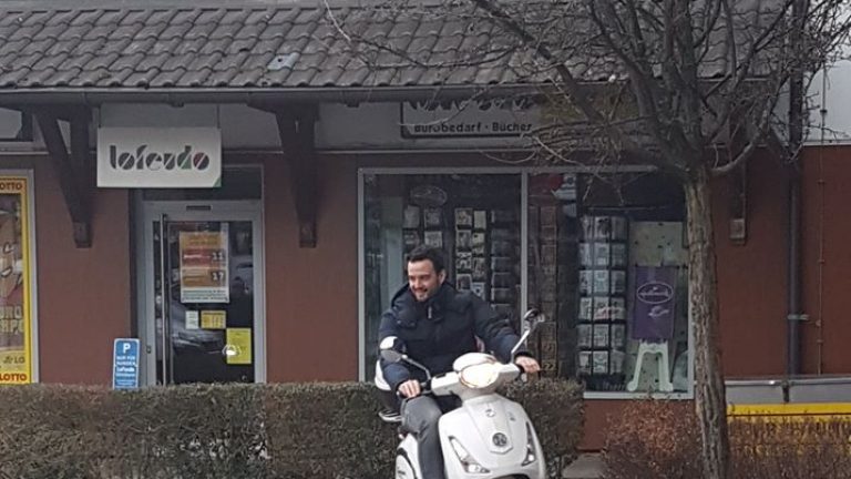 Händlerfoto mit glücklichem Kumpanfahrer