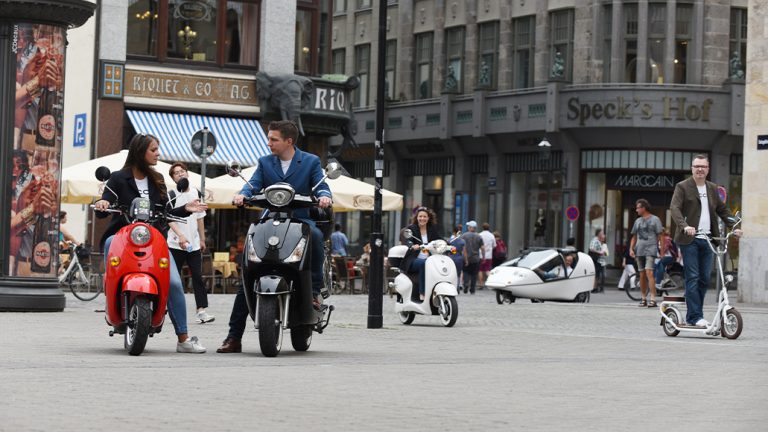 Händlerfoto von rock-e-roller Kumpanroller mit Fahrern in der Innenstadt